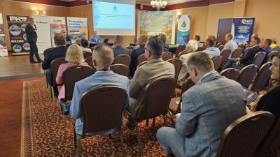 Obrazek przedstawia uczestników konferencji, którzy słuchają wykładu.